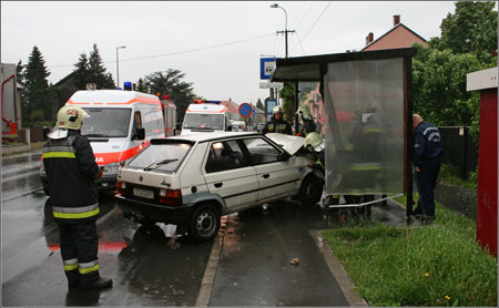 Baleset, Skoda hajtott a buszmegállóba.